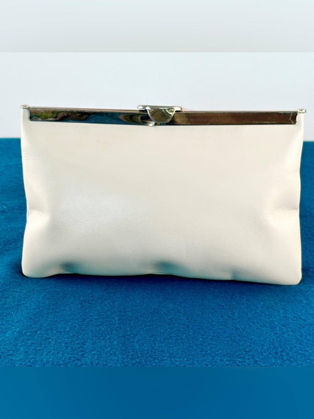 Vintage 1950s 60s Etra mod ivory white leather clutch sleek clean girl vibe